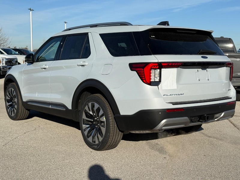 Ford Explorer Vehicle Full-screen Gallery Image 3
