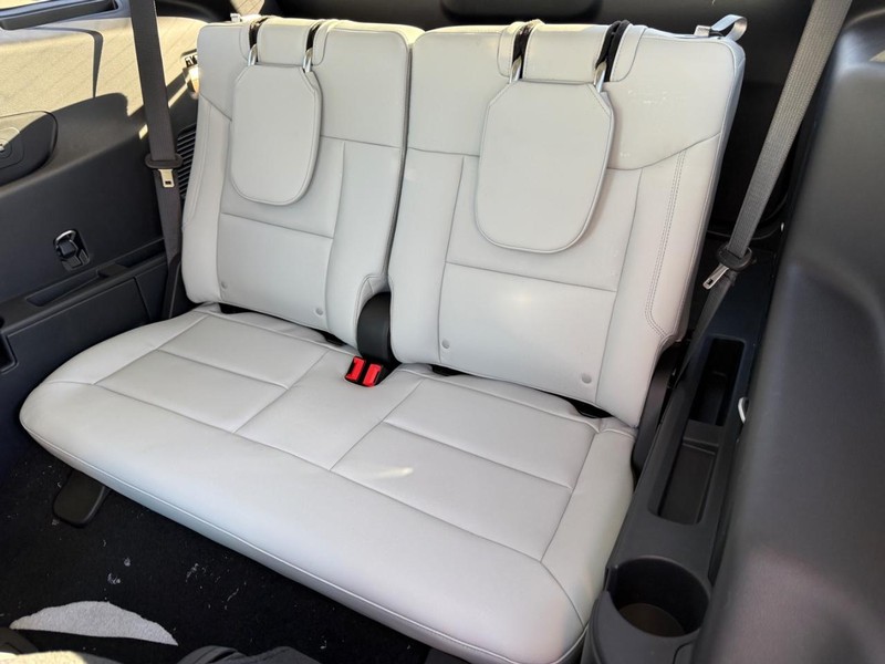 Ford Explorer Vehicle Full-screen Gallery Image 5