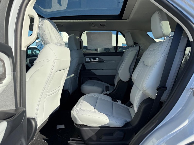 Ford Explorer Vehicle Full-screen Gallery Image 6