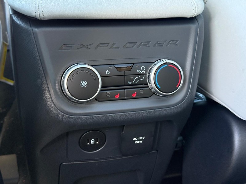 Ford Explorer Vehicle Full-screen Gallery Image 8