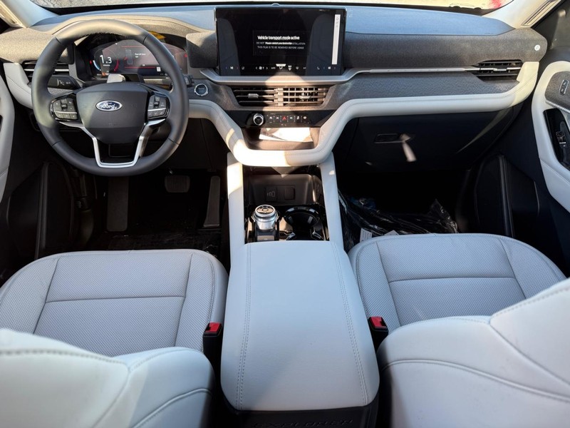 Ford Explorer Vehicle Full-screen Gallery Image 9