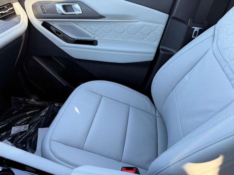 Ford Explorer Vehicle Full-screen Gallery Image 18