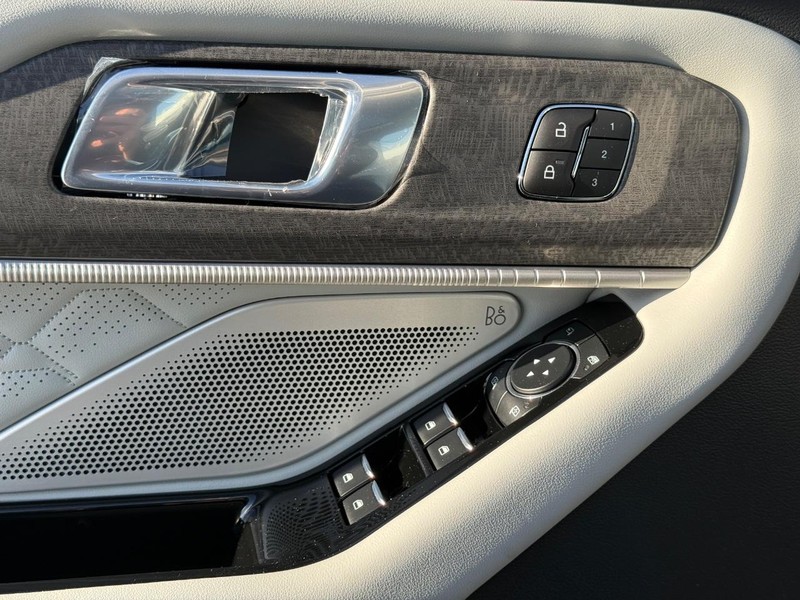 Ford Explorer Vehicle Full-screen Gallery Image 20