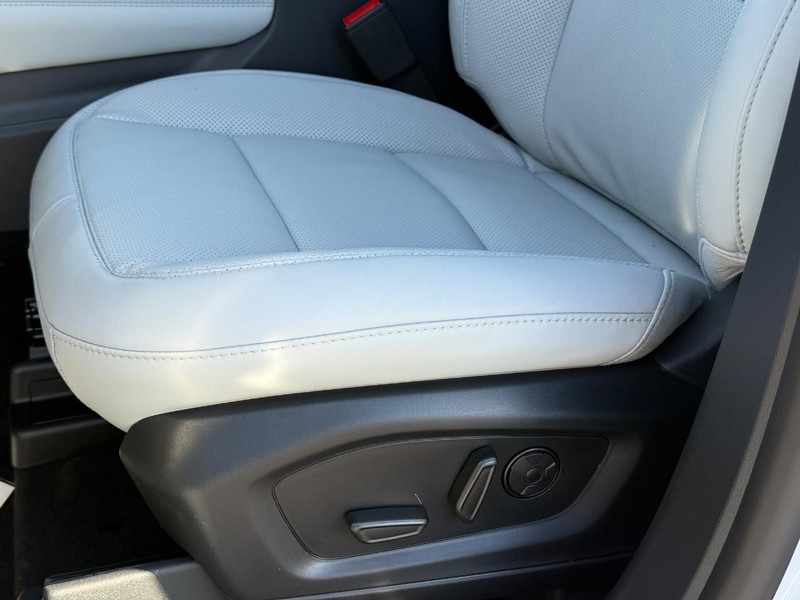 Ford Explorer Vehicle Full-screen Gallery Image 21