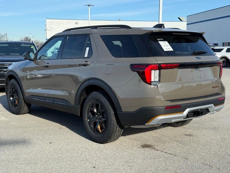 Ford Explorer Vehicle Full-screen Gallery Image 3