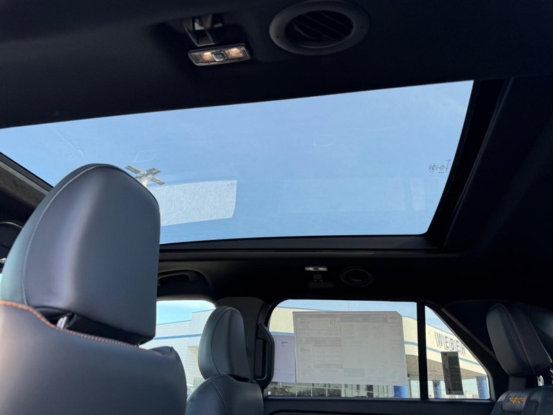 Ford Explorer Vehicle Full-screen Gallery Image 7