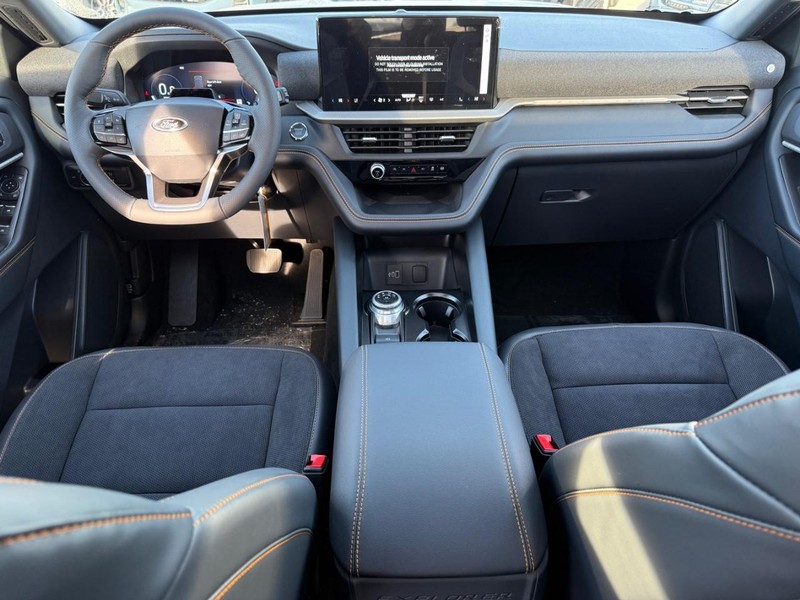 Ford Explorer Vehicle Full-screen Gallery Image 9