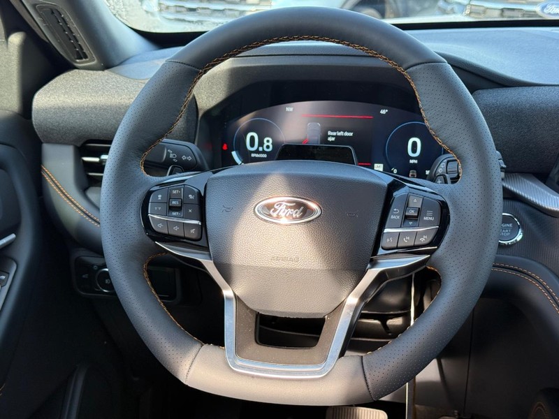 Ford Explorer Vehicle Full-screen Gallery Image 10