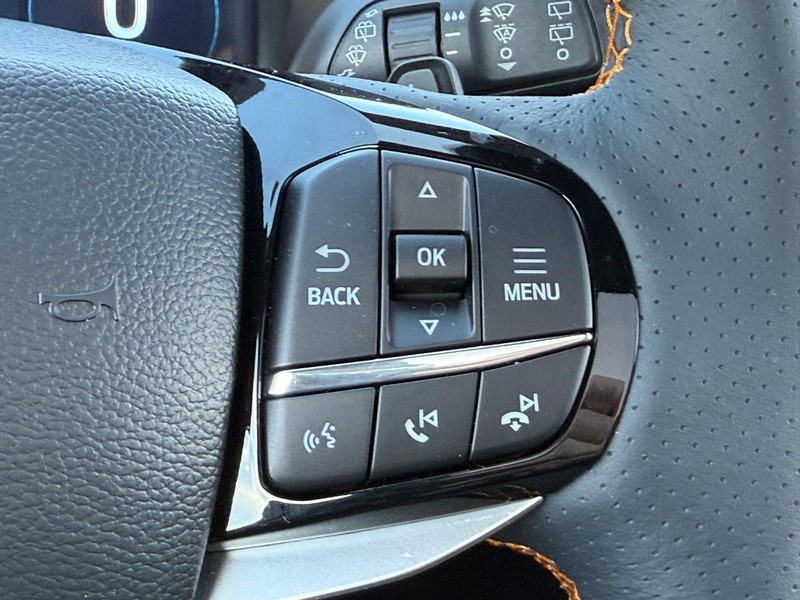 Ford Explorer Vehicle Full-screen Gallery Image 12