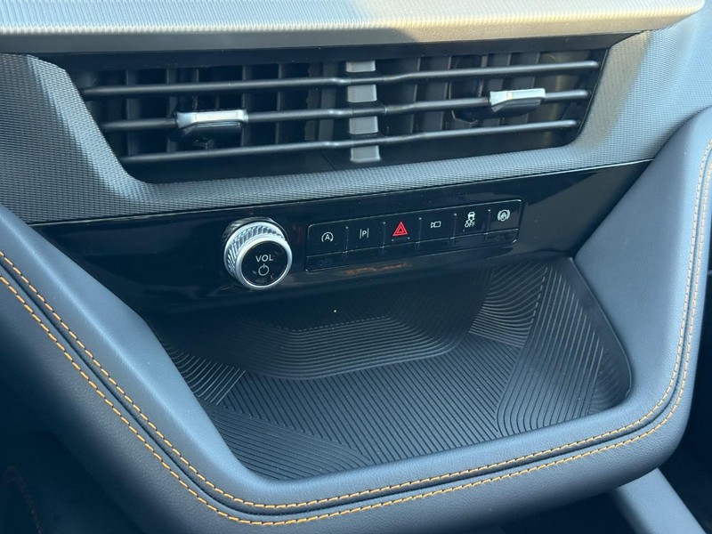 Ford Explorer Vehicle Full-screen Gallery Image 16