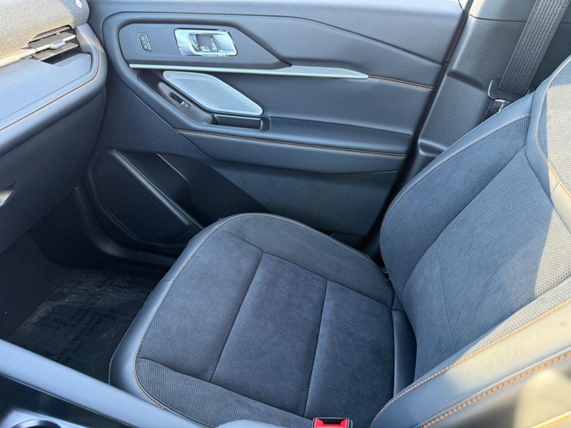 Ford Explorer Vehicle Full-screen Gallery Image 18