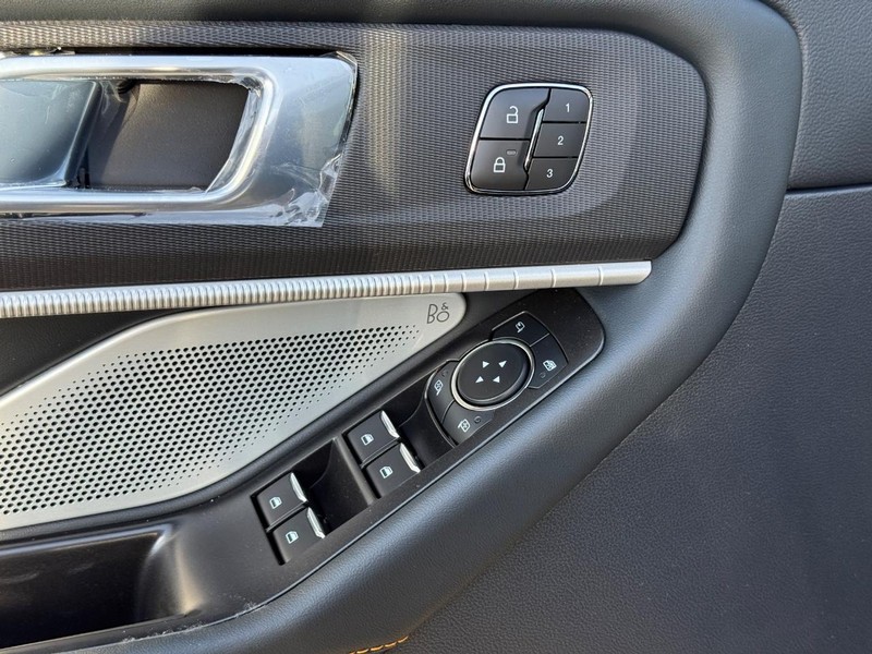 Ford Explorer Vehicle Full-screen Gallery Image 20