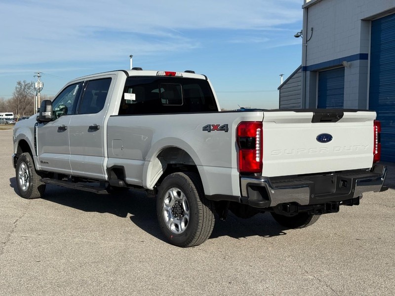 Ford Super Duty F-350 SRW Vehicle Full-screen Gallery Image 3