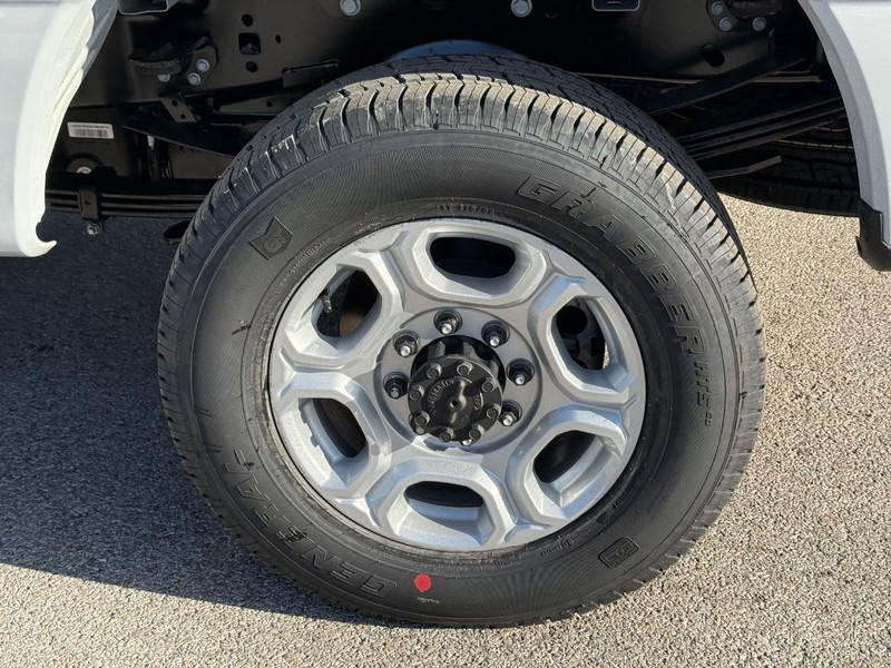 Ford Super Duty F-350 SRW Vehicle Full-screen Gallery Image 4