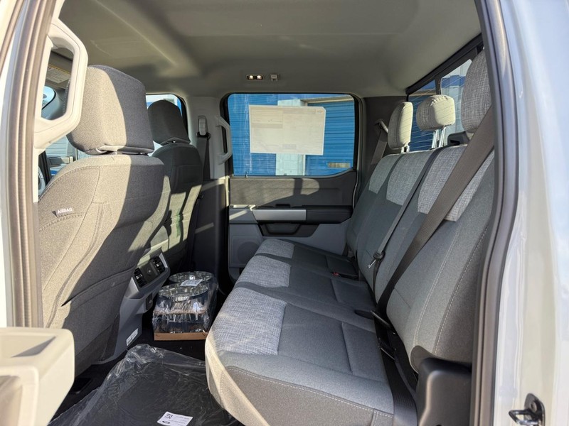 Ford Super Duty F-350 SRW Vehicle Full-screen Gallery Image 5