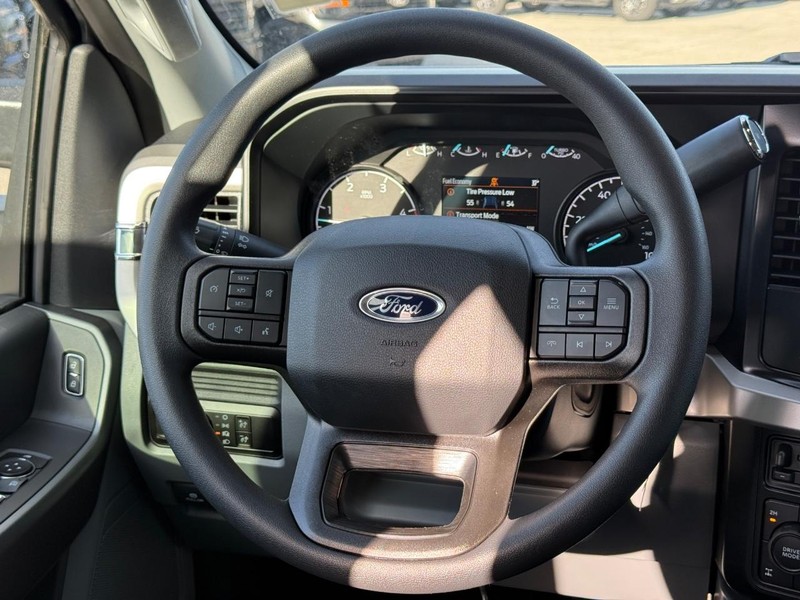 Ford Super Duty F-350 SRW Vehicle Full-screen Gallery Image 7