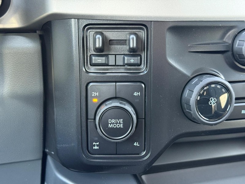 Ford Super Duty F-350 SRW Vehicle Full-screen Gallery Image 12