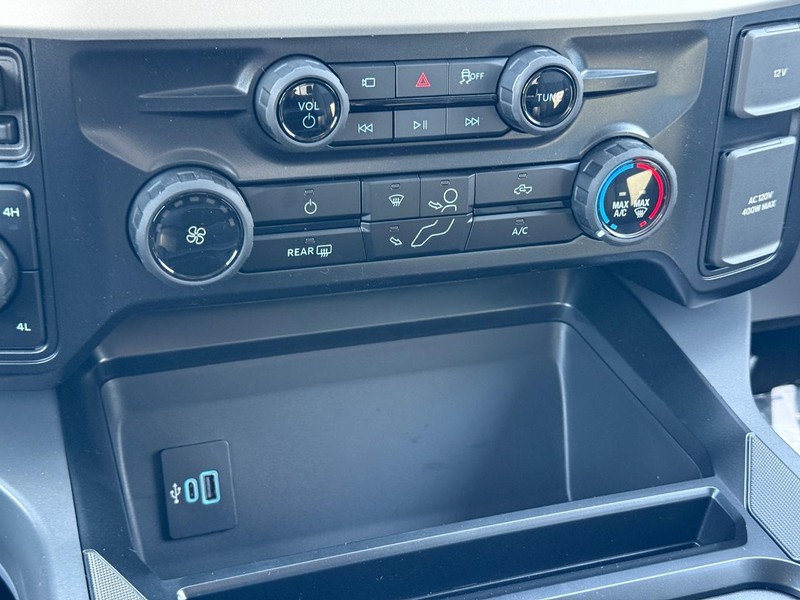 Ford Super Duty F-350 SRW Vehicle Full-screen Gallery Image 13