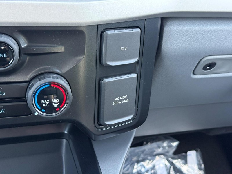 Ford Super Duty F-350 SRW Vehicle Full-screen Gallery Image 14