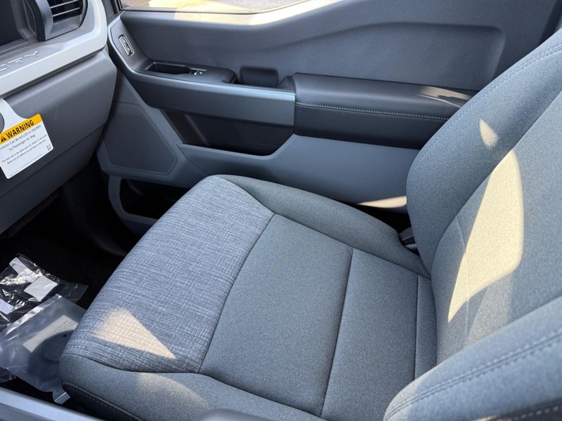 Ford Super Duty F-350 SRW Vehicle Full-screen Gallery Image 15