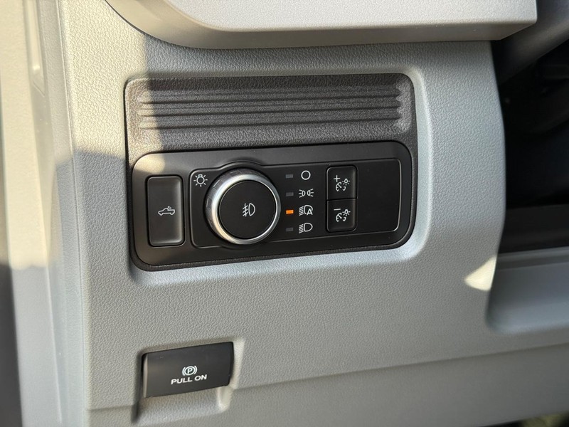 Ford Super Duty F-350 SRW Vehicle Full-screen Gallery Image 16