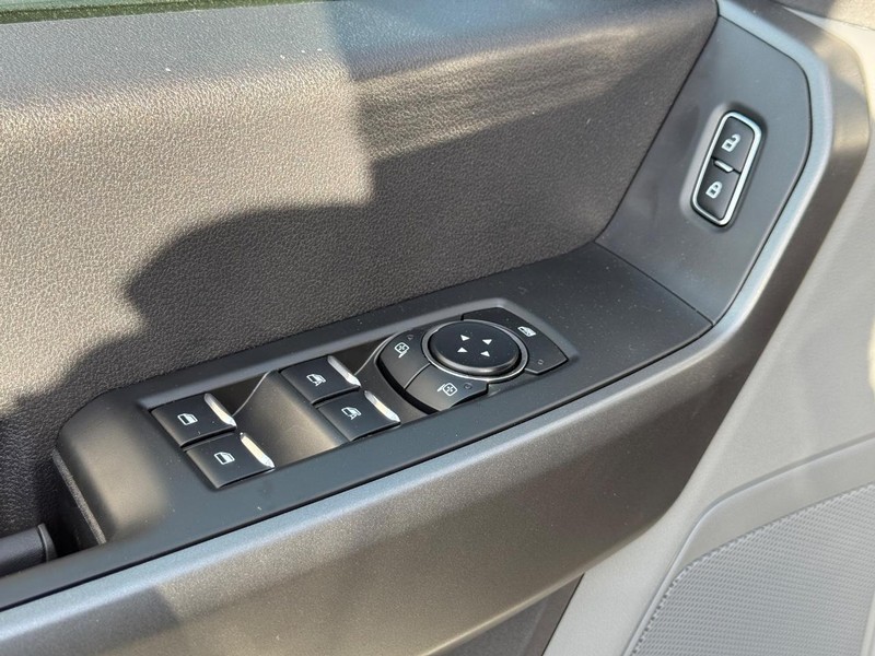 Ford Super Duty F-350 SRW Vehicle Full-screen Gallery Image 17