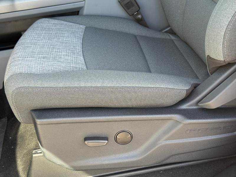 Ford Super Duty F-350 SRW Vehicle Full-screen Gallery Image 18