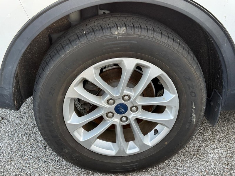 Ford Escape Vehicle Full-screen Gallery Image 05