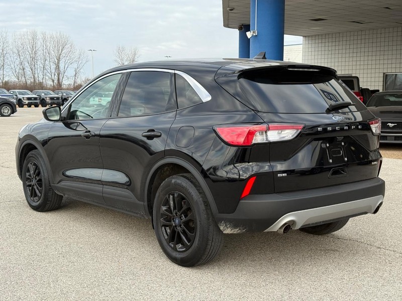 Ford Escape Vehicle Full-screen Gallery Image 3