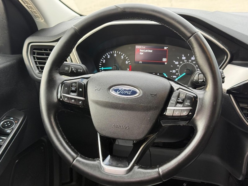 Ford Escape Vehicle Full-screen Gallery Image 12