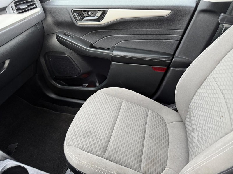 Ford Escape Vehicle Full-screen Gallery Image 20