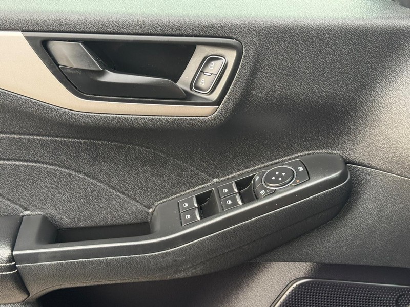 Ford Escape Vehicle Full-screen Gallery Image 23