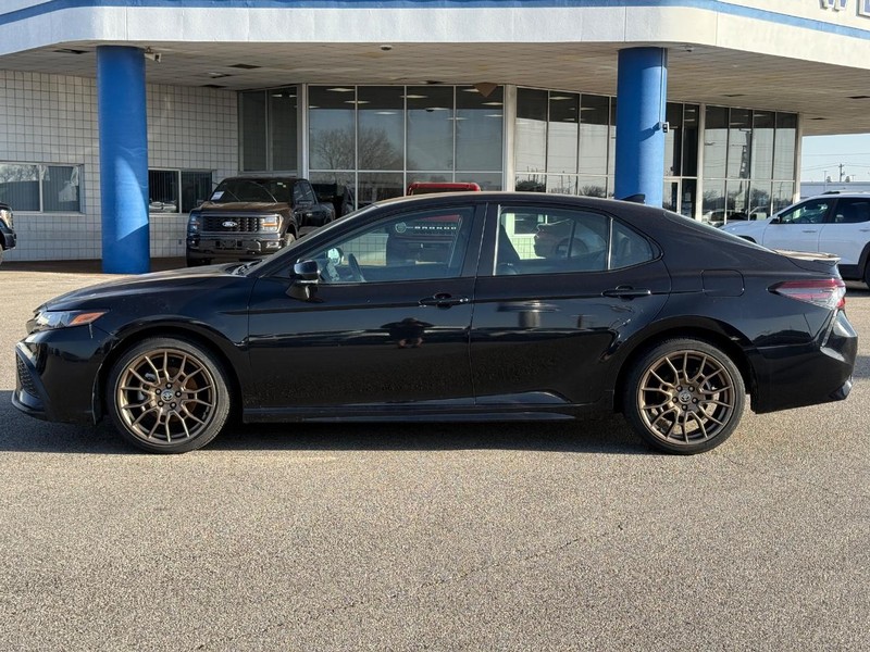 Toyota Camry Vehicle Full-screen Gallery Image 2