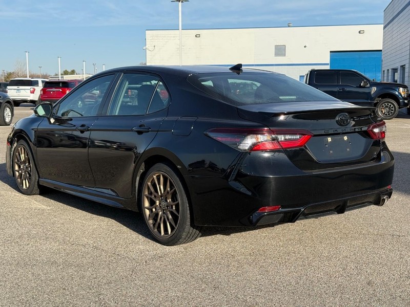 Toyota Camry Vehicle Full-screen Gallery Image 3