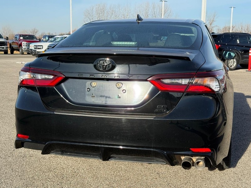 Toyota Camry Vehicle Full-screen Gallery Image 4