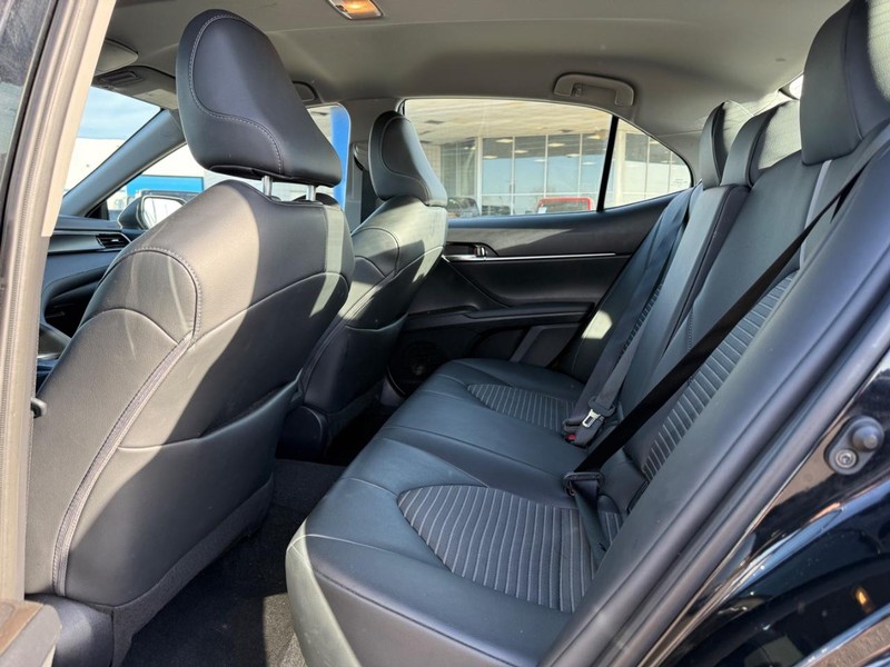 Toyota Camry Vehicle Full-screen Gallery Image 10