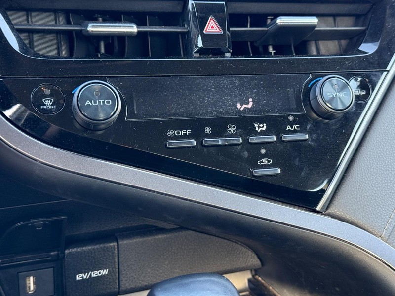 Toyota Camry Vehicle Full-screen Gallery Image 17