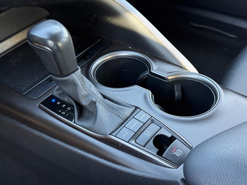 Toyota Camry Vehicle Full-screen Gallery Image 18