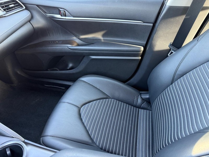 Toyota Camry Vehicle Full-screen Gallery Image 19