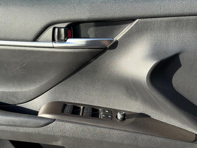 Toyota Camry Vehicle Full-screen Gallery Image 21