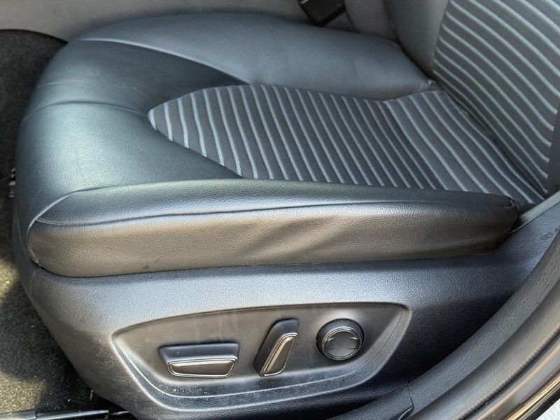 Toyota Camry Vehicle Full-screen Gallery Image 22