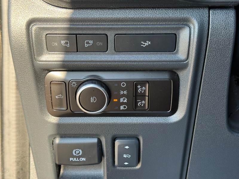 Ford F-150 Vehicle Full-screen Gallery Image 25