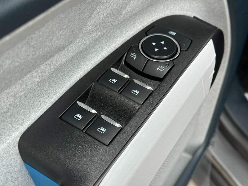 Ford Maverick Vehicle Full-screen Gallery Image 9