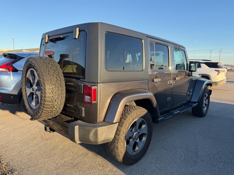 Jeep Wrangler Unlimited Vehicle Full-screen Gallery Image 2