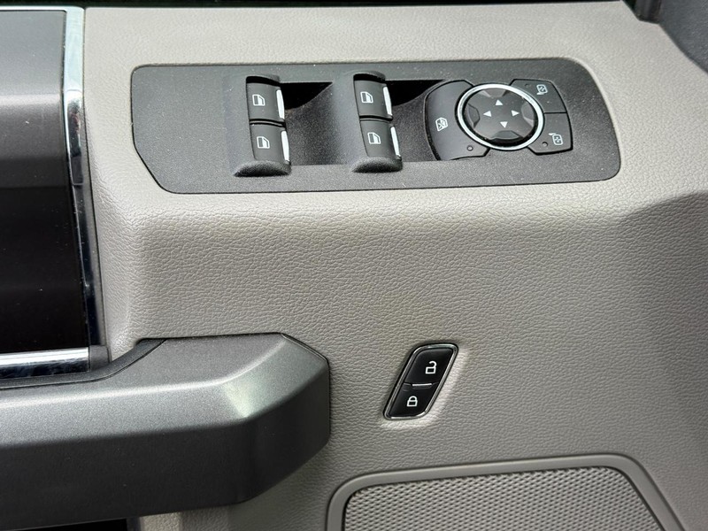 Ford F-150 Vehicle Full-screen Gallery Image 19