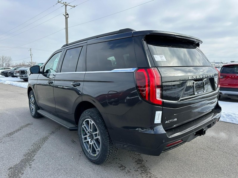 Ford Expedition Vehicle Full-screen Gallery Image 3