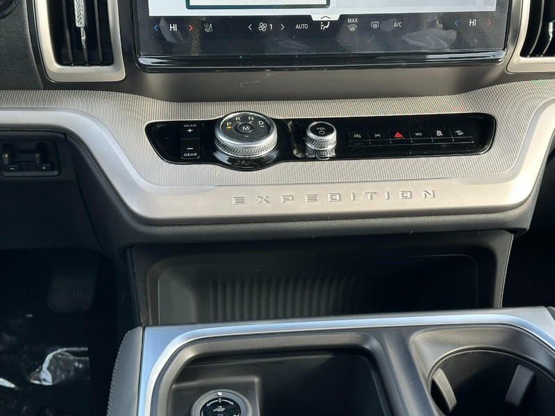 Ford Expedition Vehicle Full-screen Gallery Image 10