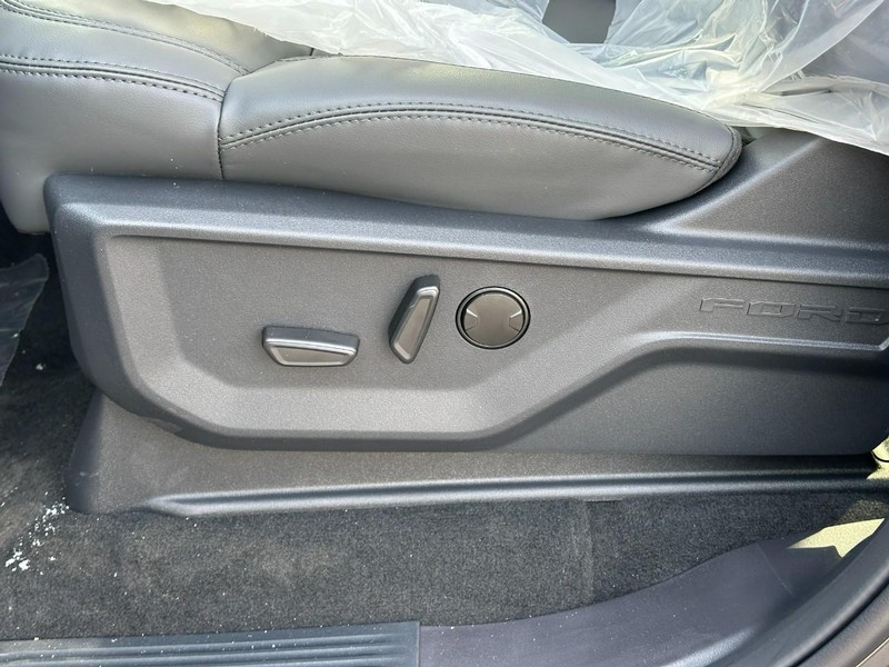 Ford Expedition Vehicle Full-screen Gallery Image 12