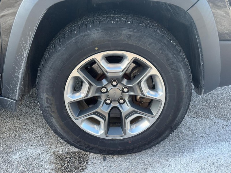 Jeep Cherokee Vehicle Full-screen Gallery Image 7