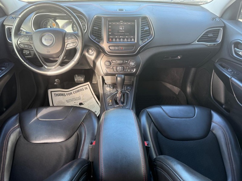 Jeep Cherokee Vehicle Full-screen Gallery Image 11